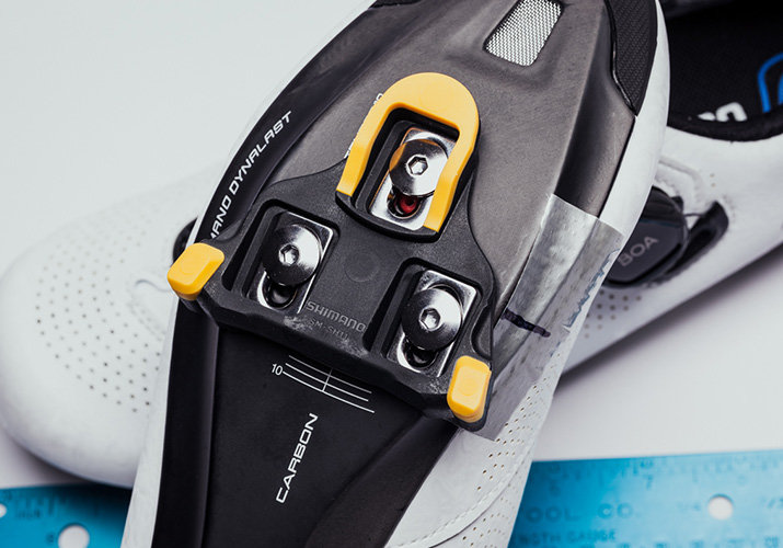 Kako pravilno namjestiti prtljažnike na tenisicama?