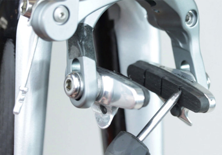 Čišćenje i podešavanje kočionih pločica na cestovnom biciklu