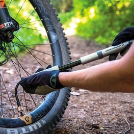 BLACKBURN pumpa - CORE - crna